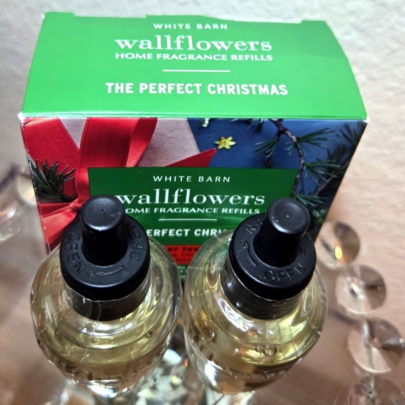 Perfect Christmas Wallflowers Refill 2-Pack • Bath & Body Works - Picture 5 of 5